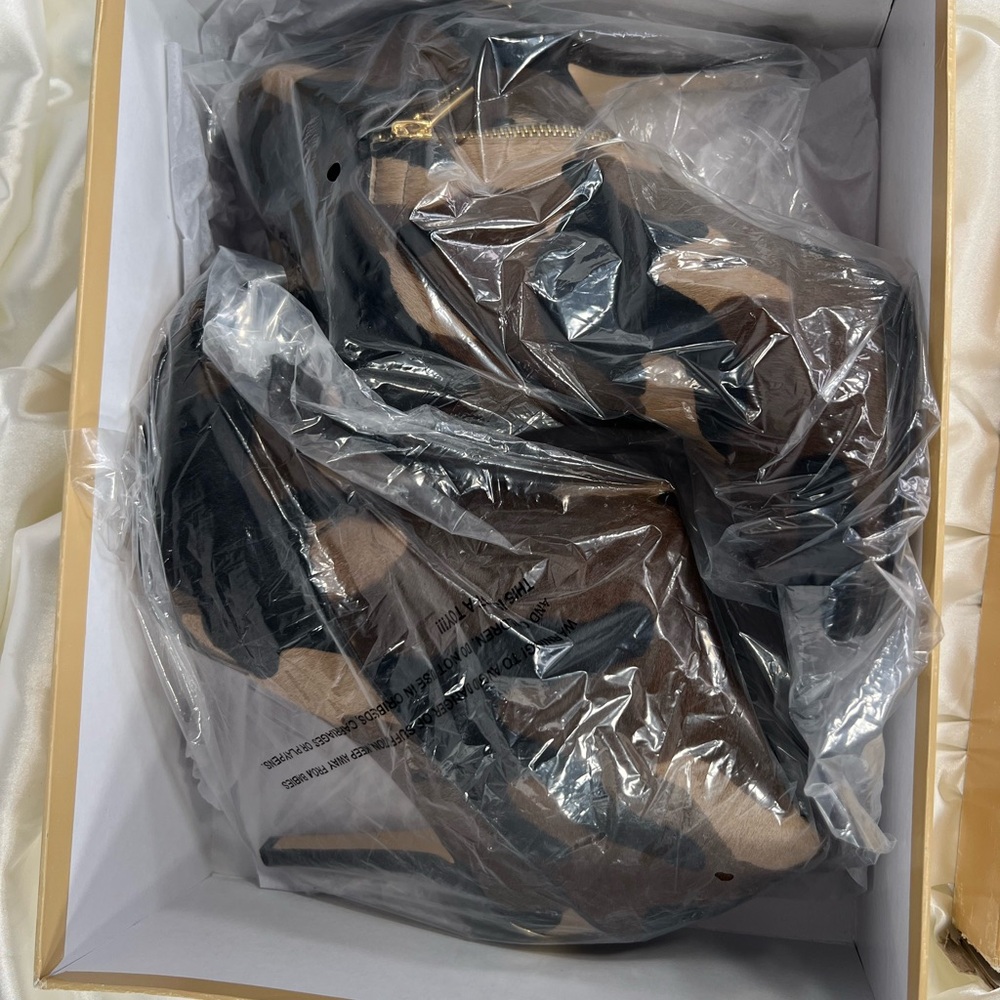 Set Michael Michael Kors Real Hair Calf Camo Heel 11 & Camo Clutch $513 NEW - Picture 14 of 17